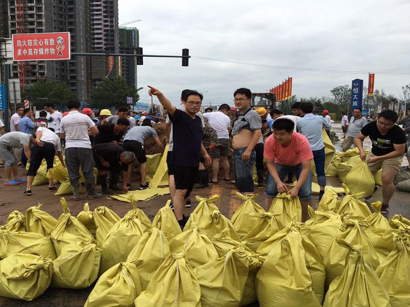 2016年7月20日，集團公司組織員工參與“安陽7·19特大洪水”搶險救災工作。